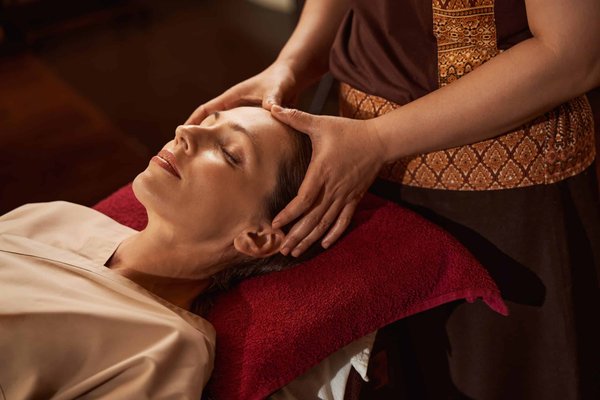 Comment utiliser l'huile essentielle de romarin pour stimuler la pousse des cheveux ?
