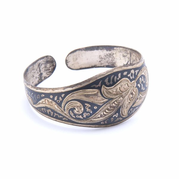 Bracelet loup en argent : conseils d'entretien de l'accessoire